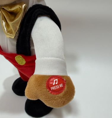 歌と踊りのクリスマスサンタとトナカイ